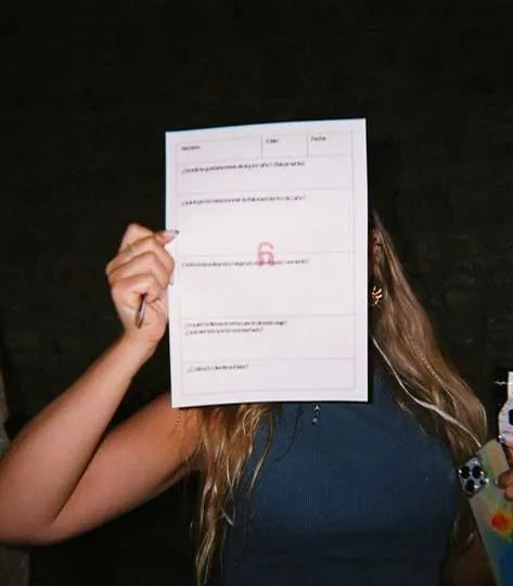 Una asistente con su ficha creativa