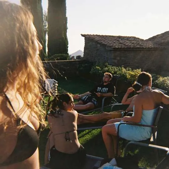El grupo delante de las cabañas