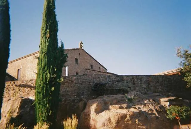 La casa entre cipreses