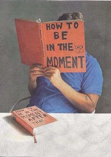 Un asistente con un libro sobre estar en el momento