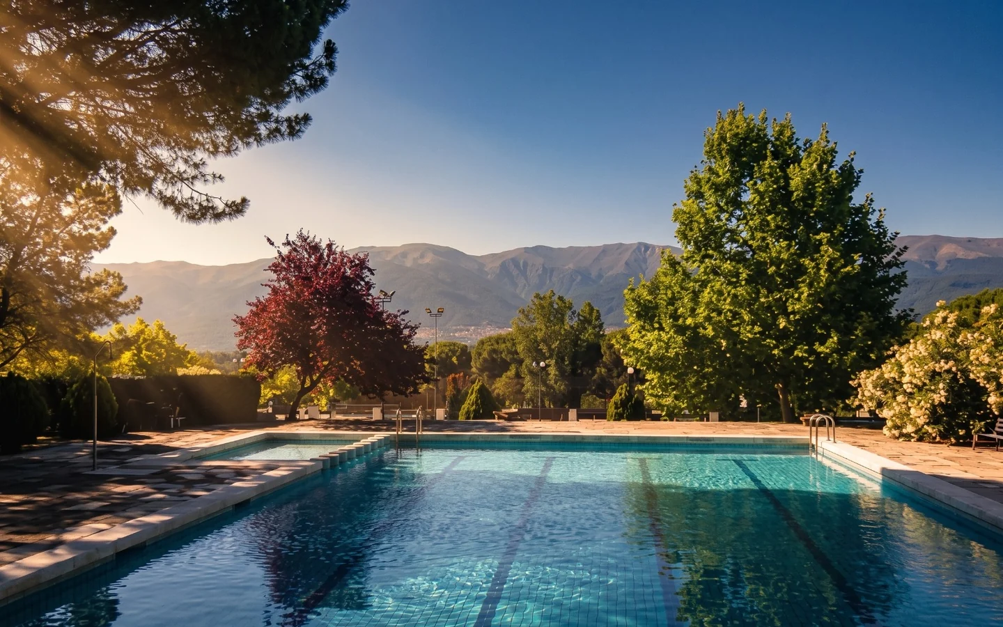 La piscina con la Sierra de Gredos al fondo