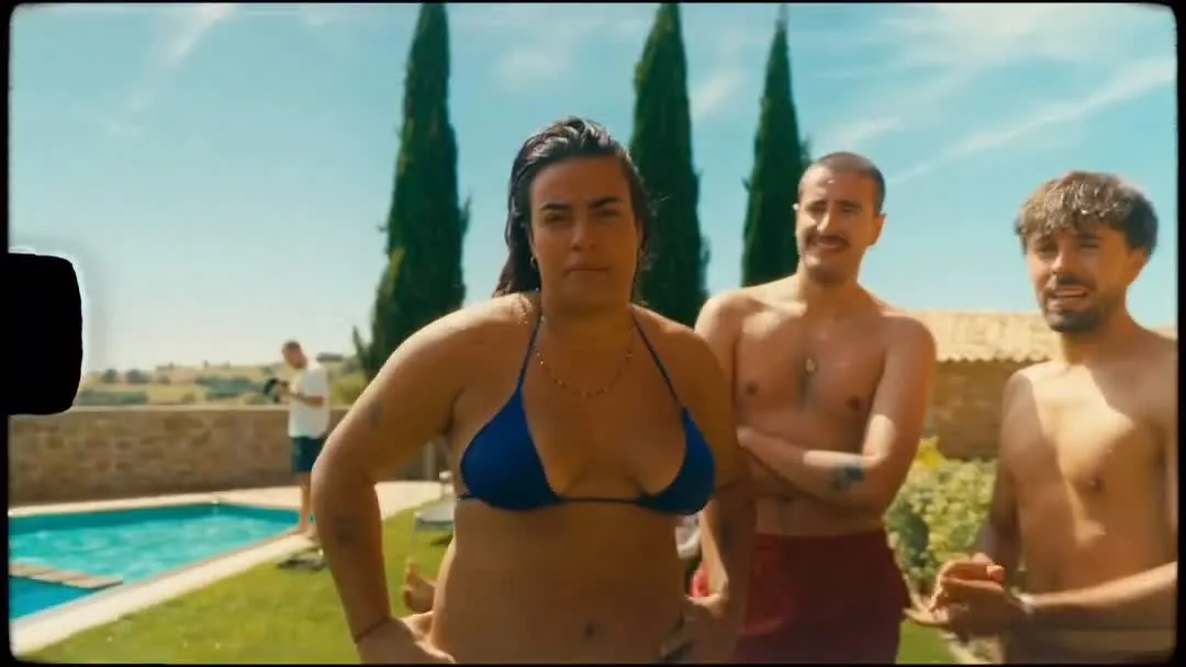 Tres asistentes junto a la piscina