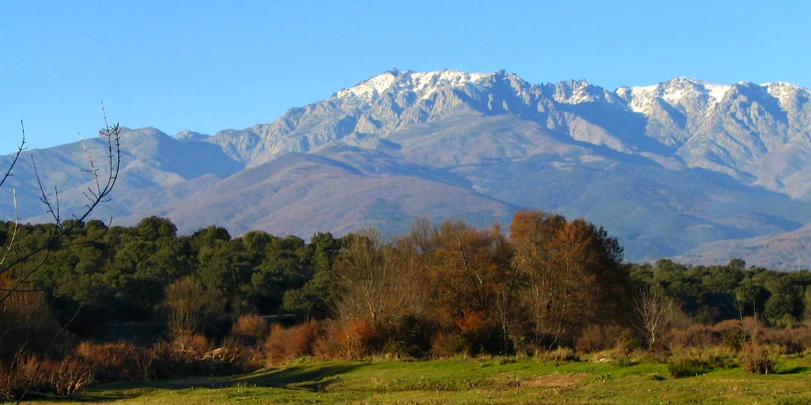 La Sierra de Gredos nevada, vista desde el valle